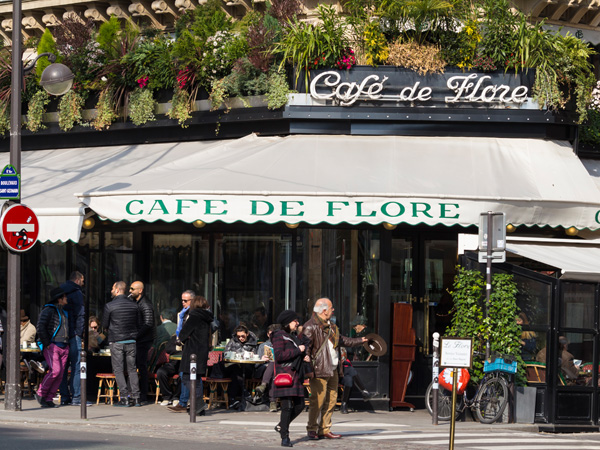 Im Cafe de Fleur in Paris traf sich Sartre regelmäßig mit Simone de Beauvoir und Albert Camus